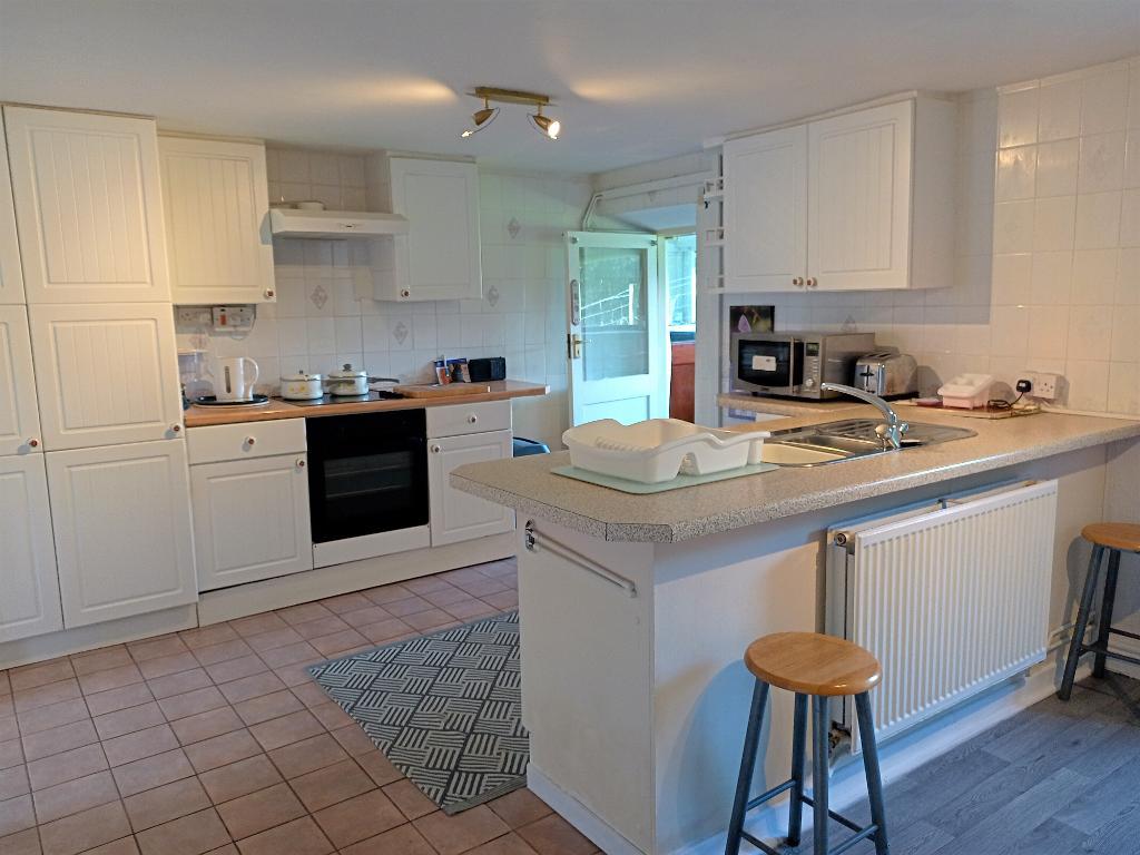 3 Bedroom Detached House for Sale in Criccieth, LL52 0LS