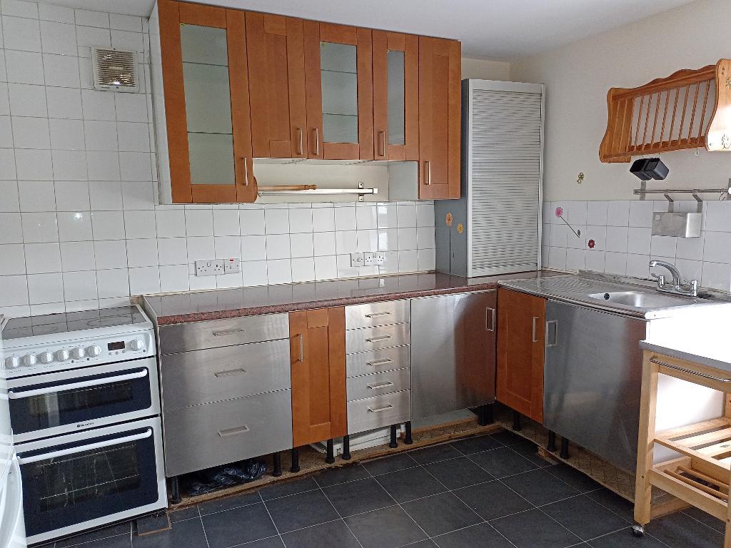 2 Bedroom Flat with Retail Unit for Sale in Newcastle Emlyn, SA38 9AJ