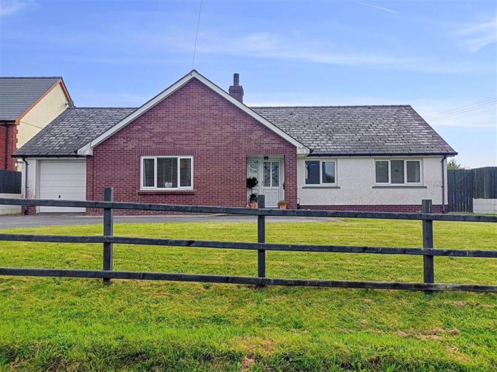 3 Bedroom Detached Bungalow for Sale in Newcastle Emlyn, SA38 9LT