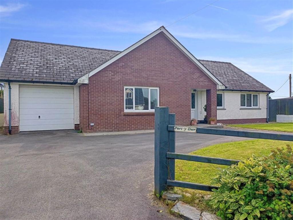 3 Bedroom Detached Bungalow for Sale in Newcastle Emlyn, SA38 9LT