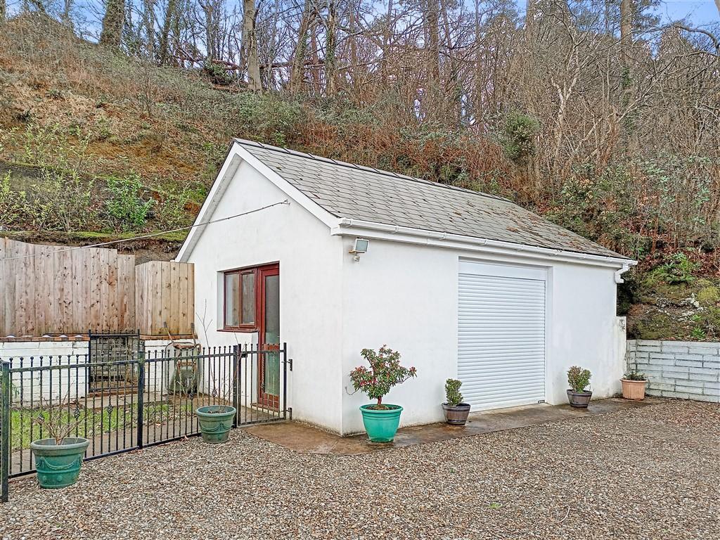 3 Bedroom Detached Bungalow for Sale in Newcastle Emlyn, SA38 9DA