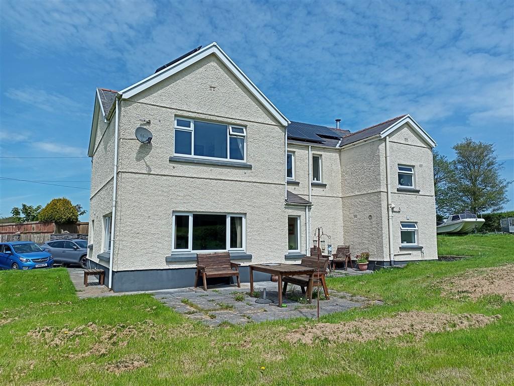 4 Bedroom Smallholding for Sale in Pontantwn, Kidwelly, SA17 5LN