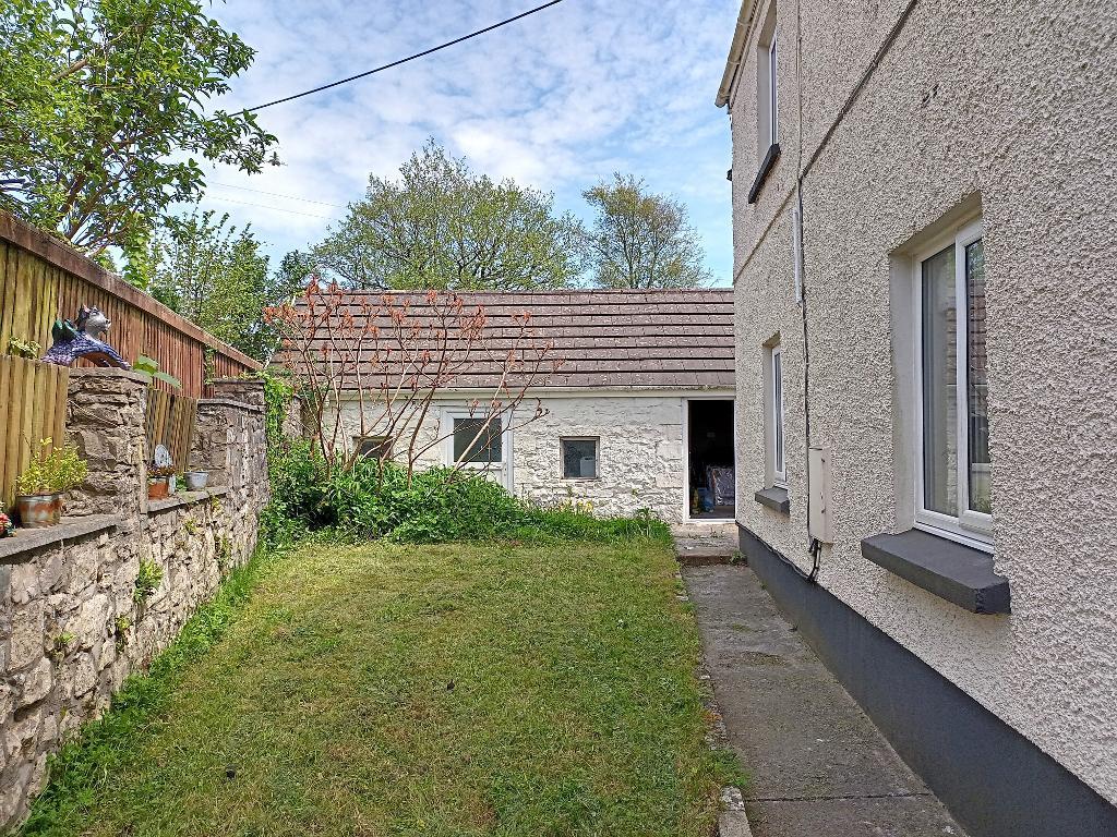 4 Bedroom Smallholding for Sale in Pontantwn, Kidwelly, SA17 5LN