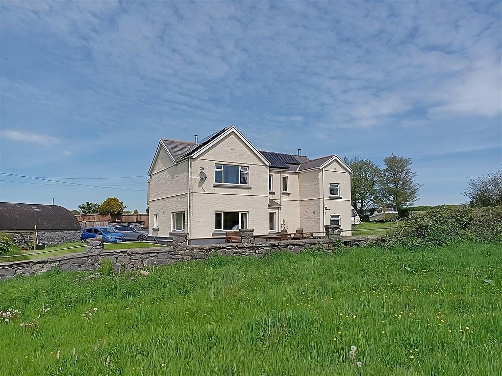 4 Bedroom Smallholding for Sale in Pontantwn, Kidwelly, SA17 5LN