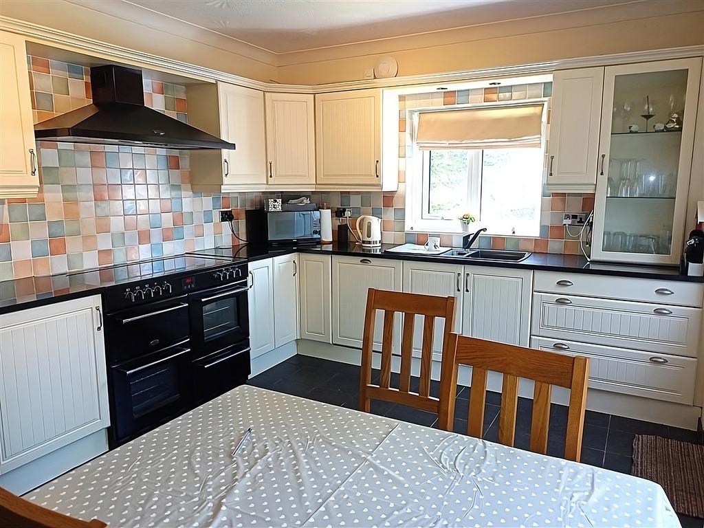 4 Bedroom Smallholding for Sale in Pontantwn, Kidwelly, SA17 5LN