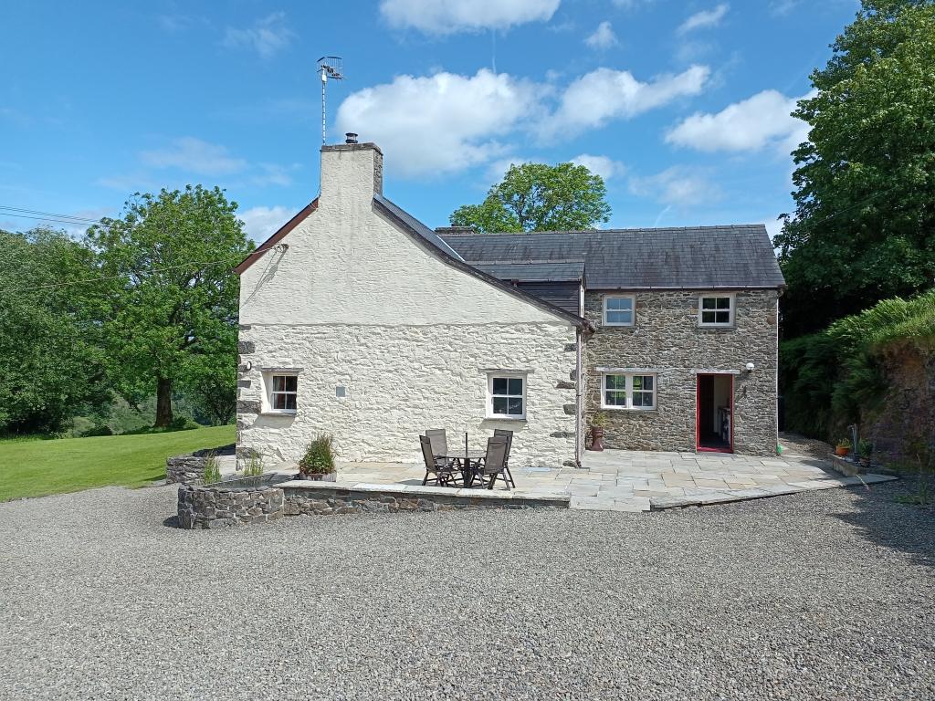 7 Bedroom Farmhouse And Cottage With Land for Sale in Llandysul, SA44 4RT