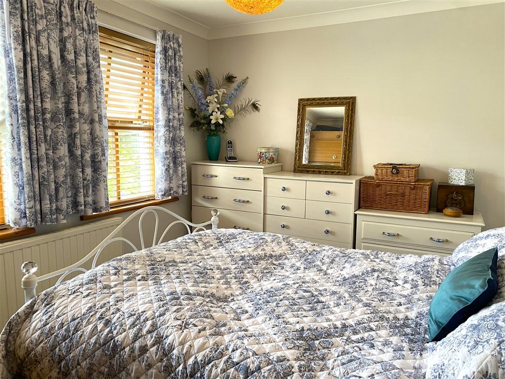 2 Bedroom Detached Bungalow for Sale in Cardigan, SA43 2RT