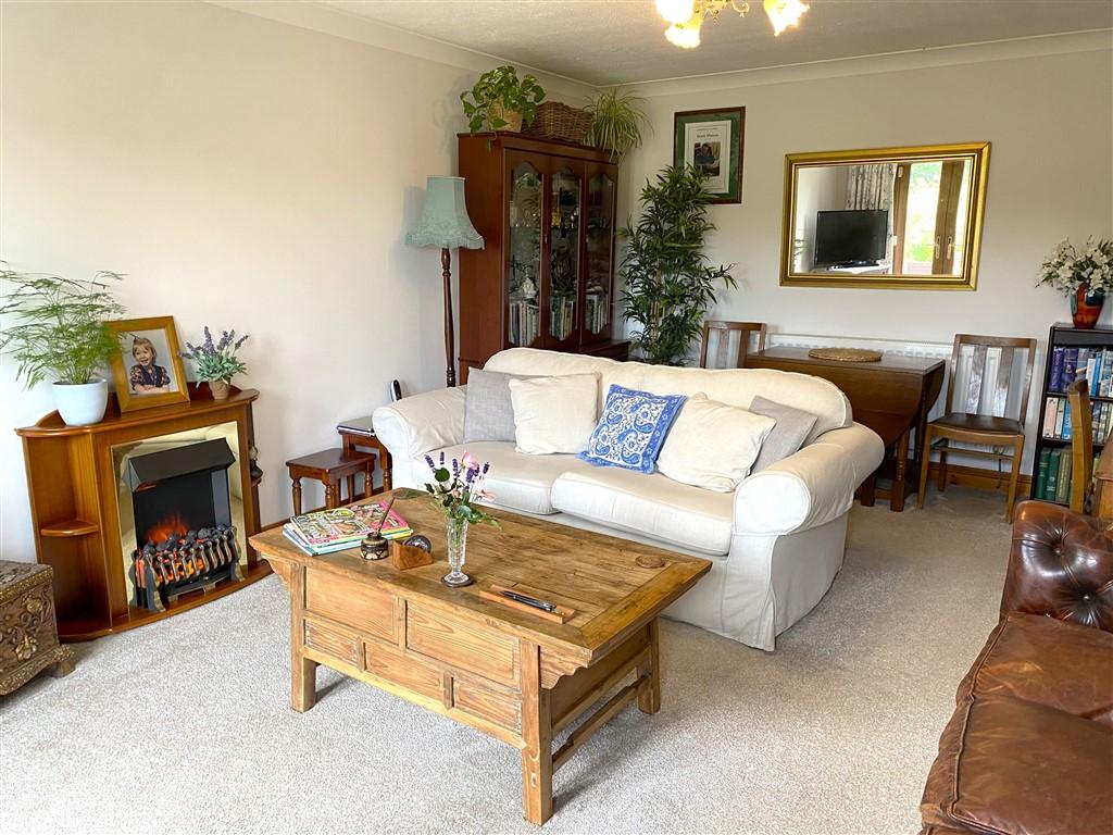 2 Bedroom Detached Bungalow for Sale in Cardigan, SA43 2RT