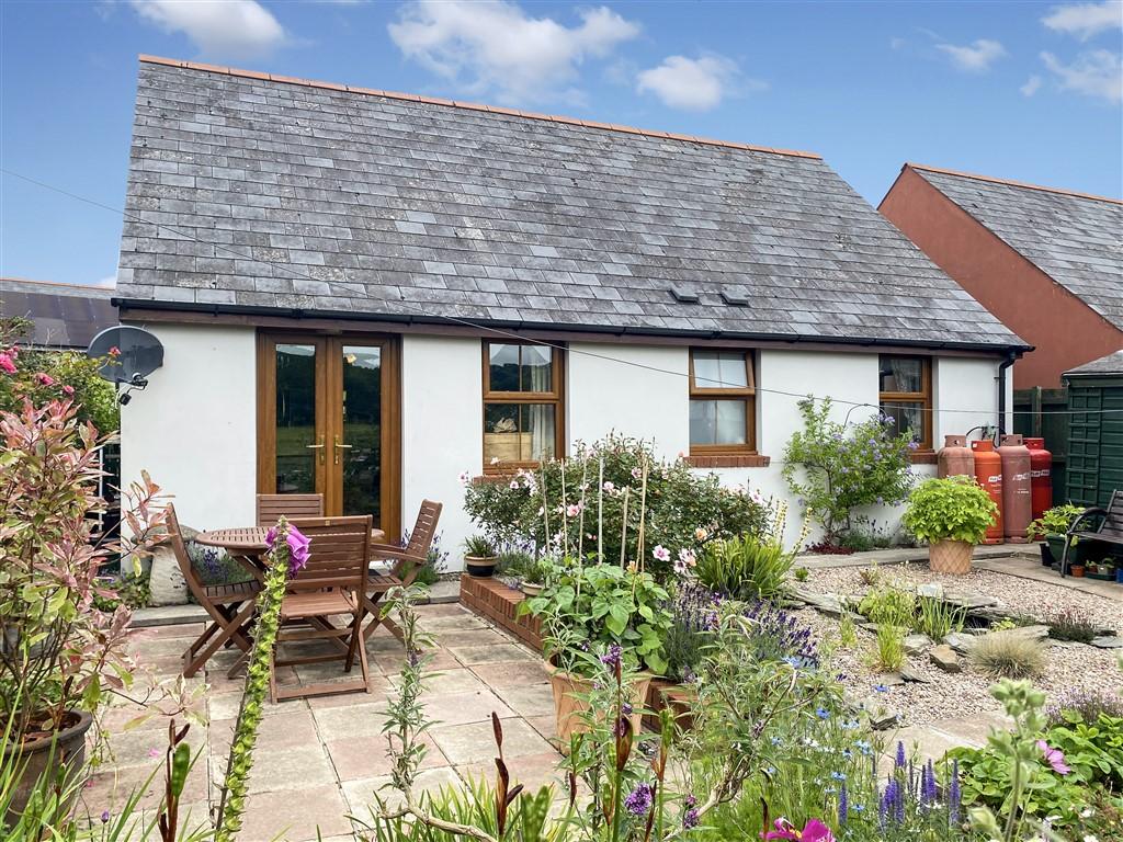 2 Bedroom Detached Bungalow for Sale in Cardigan, SA43 2RT