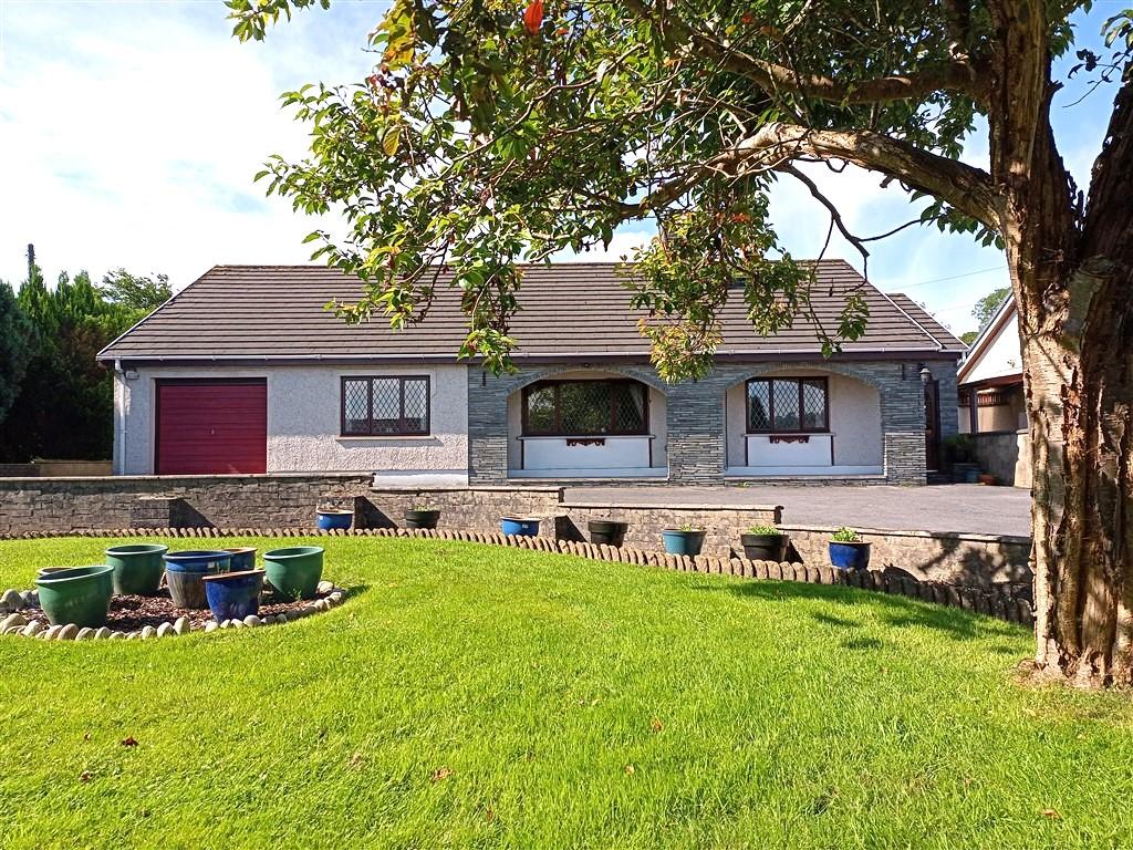 4 Bedroom Detached Bungalow for Sale in Newcastle Emlyn, SA38 9RA