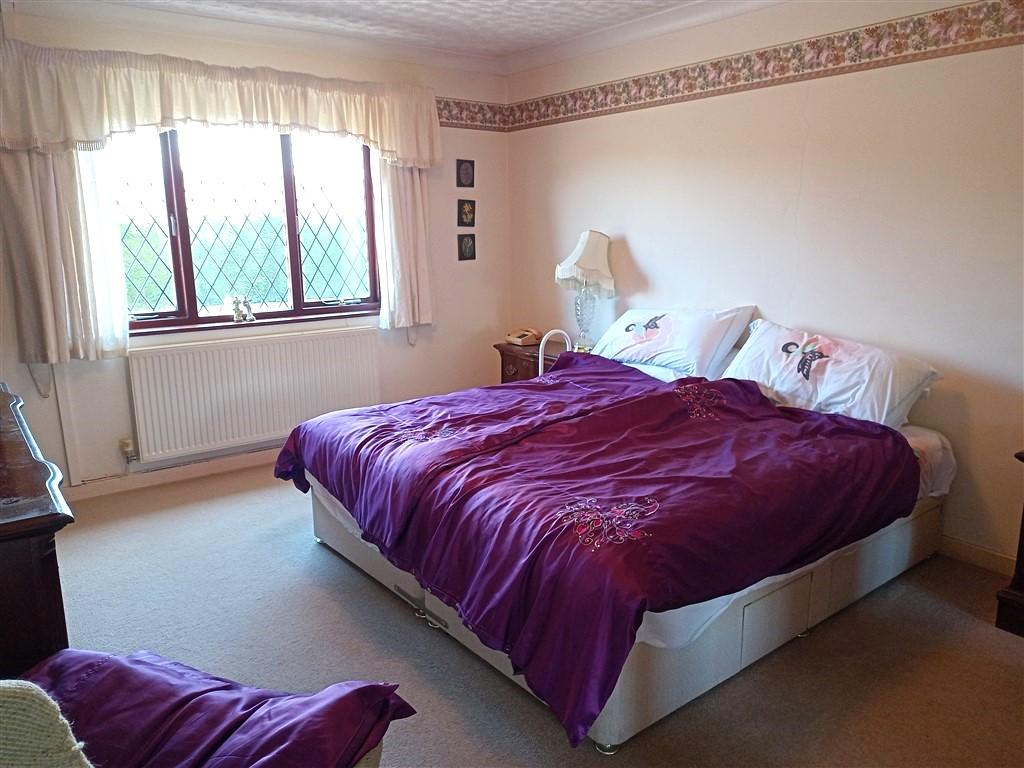 4 Bedroom Detached Bungalow for Sale in Newcastle Emlyn, SA38 9RA