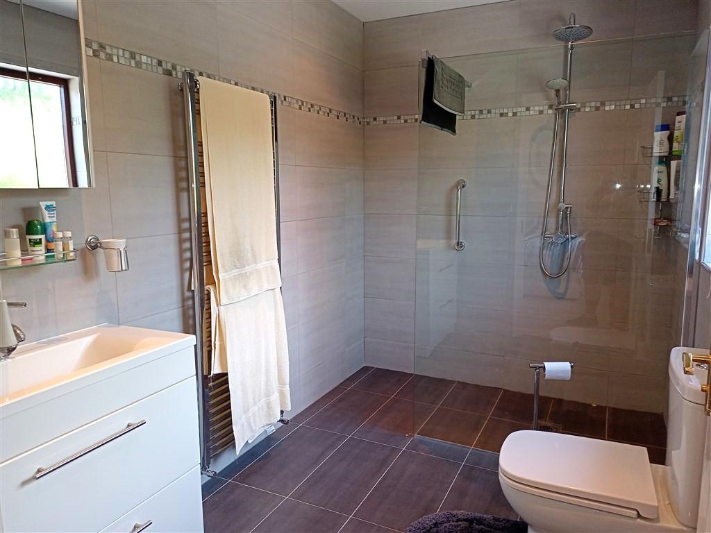 4 Bedroom Detached Bungalow for Sale in Newcastle Emlyn, SA38 9RA