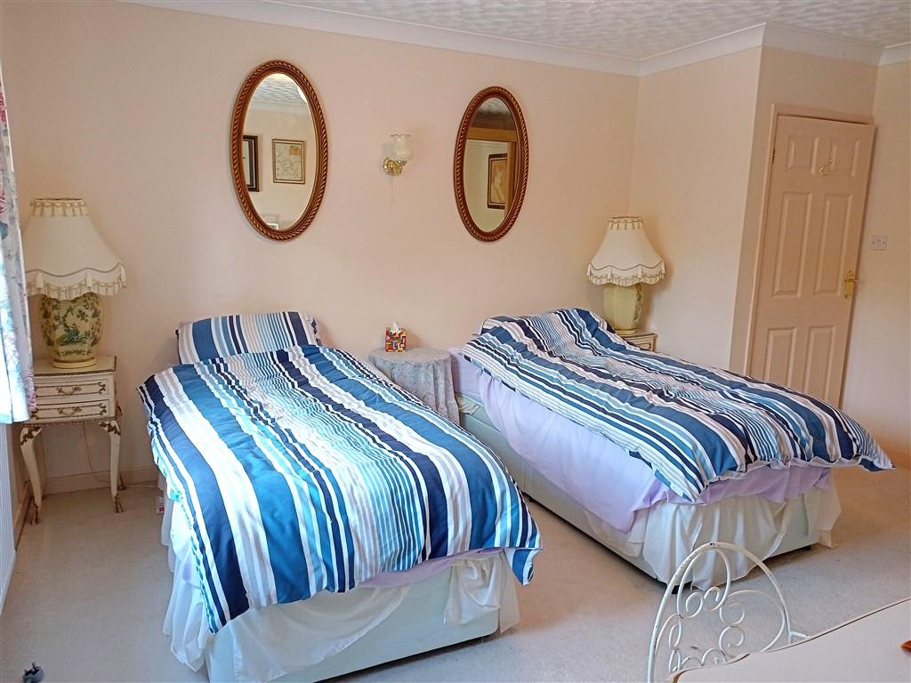 4 Bedroom Detached Bungalow for Sale in Newcastle Emlyn, SA38 9RA