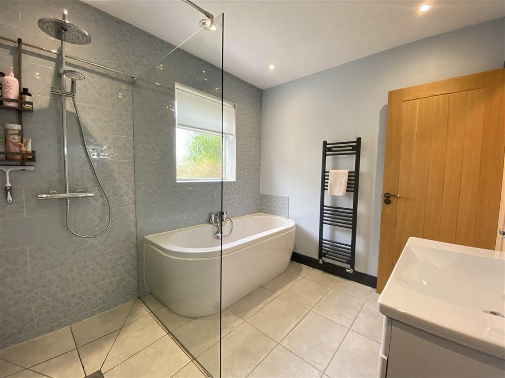 5 Bedroom Detached Bungalow for Sale in Cardigan, SA43 1QU