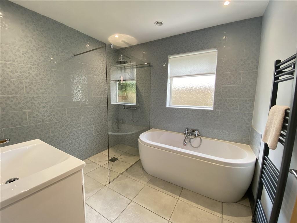 5 Bedroom Detached Bungalow for Sale in Cardigan, SA43 1QU