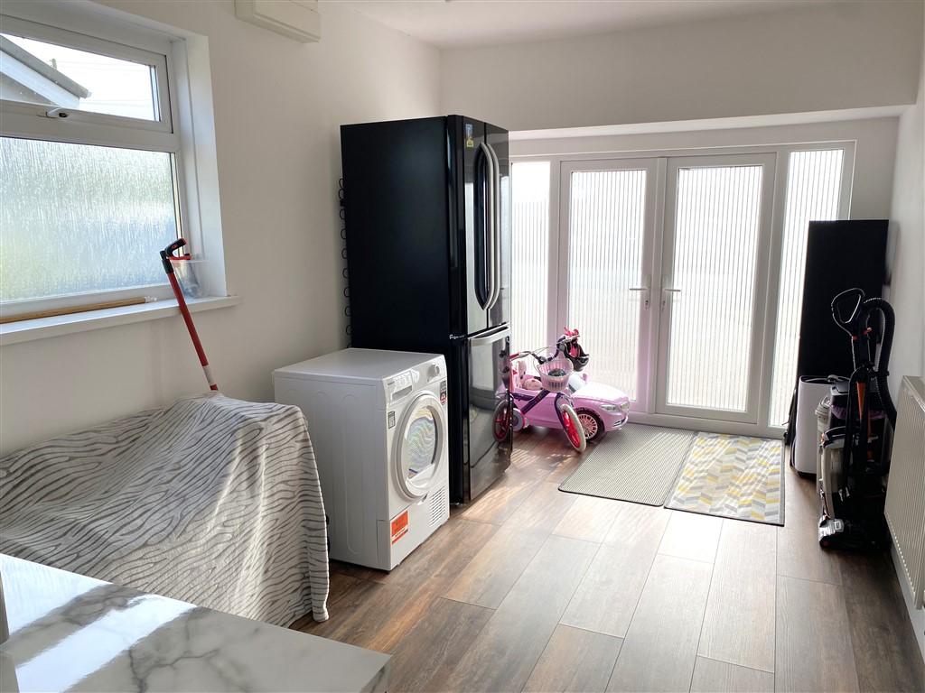 5 Bedroom Detached Bungalow for Sale in Cardigan, SA43 1QU