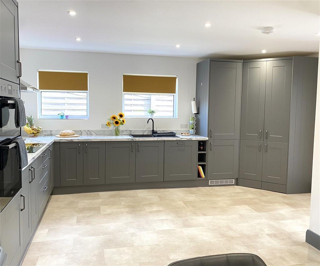 5 Bedroom Detached Bungalow for Sale in Cardigan, SA43 1QU