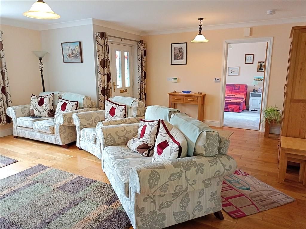 3 Bedroom Detached Bungalow for Sale in Llandysul, SA44 5NT