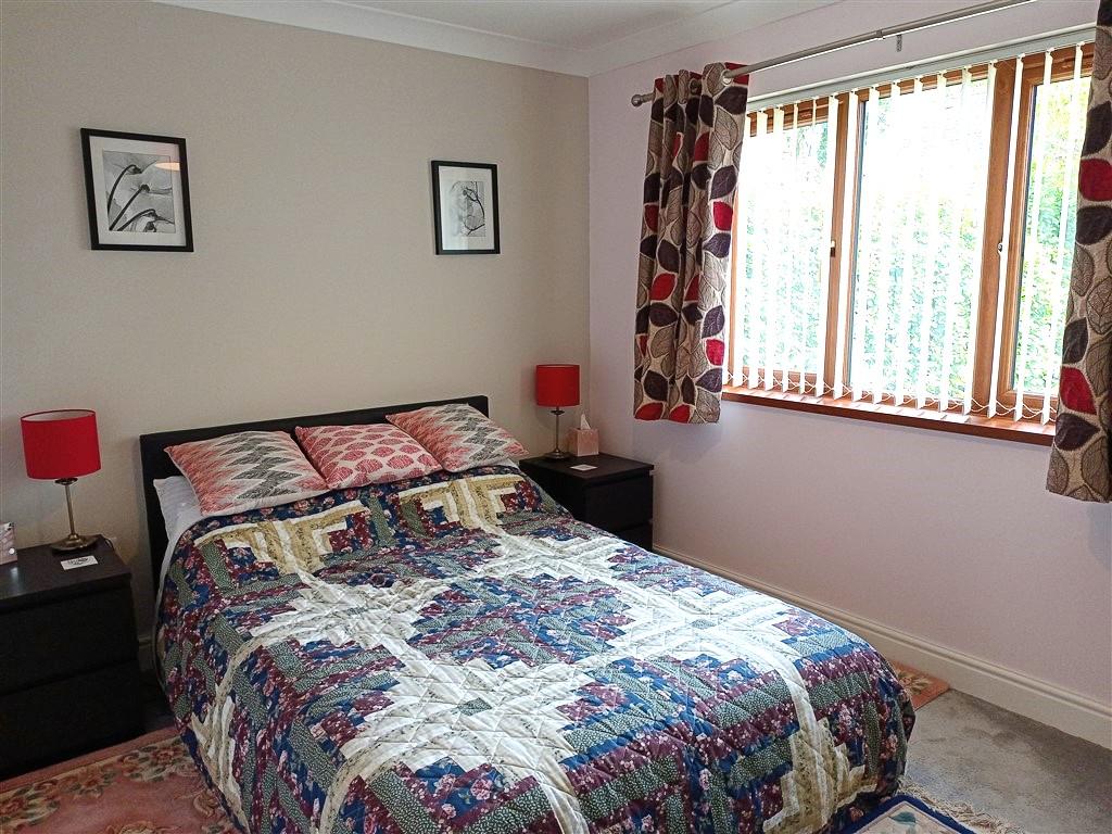 3 Bedroom Detached Bungalow for Sale in Llandysul, SA44 5NT
