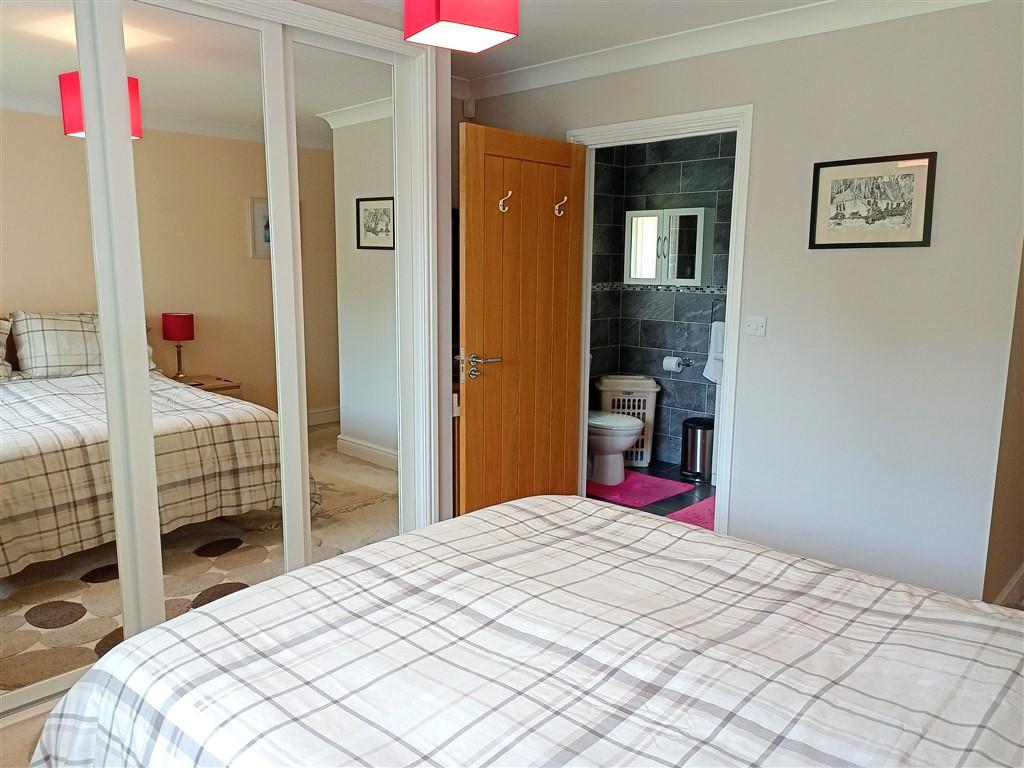 3 Bedroom Detached Bungalow for Sale in Llandysul, SA44 5NT