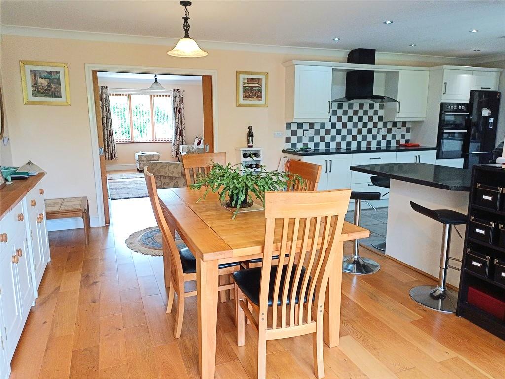3 Bedroom Detached Bungalow for Sale in Llandysul, SA44 5NT