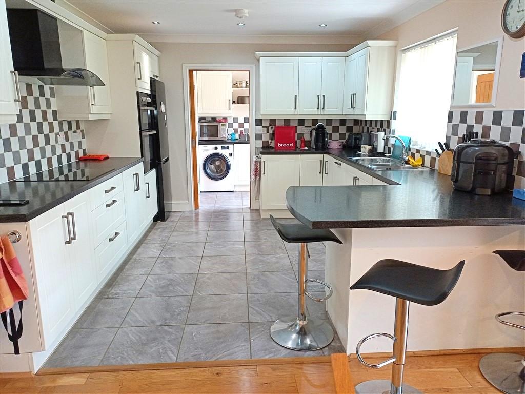 3 Bedroom Detached Bungalow for Sale in Llandysul, SA44 5NT