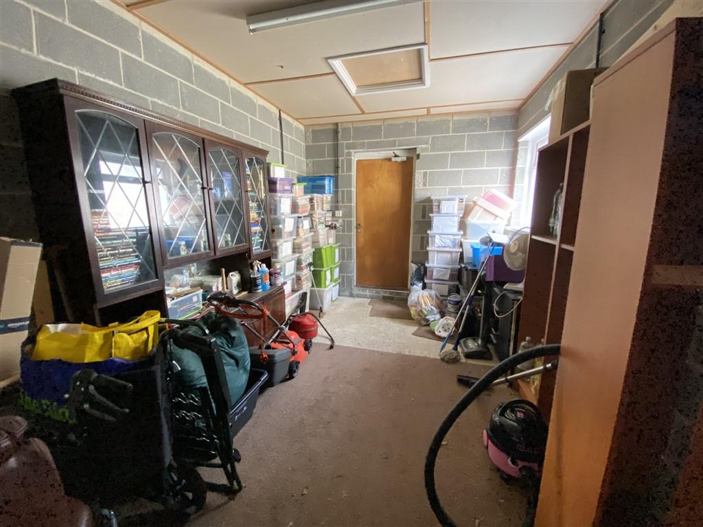 3 Bedroom Detached Bungalow for Sale in Newcastle Emlyn, SA38 9PJ