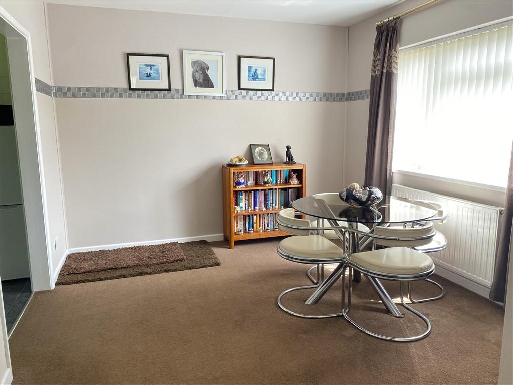 3 Bedroom Detached Bungalow for Sale in Newcastle Emlyn, SA38 9PJ