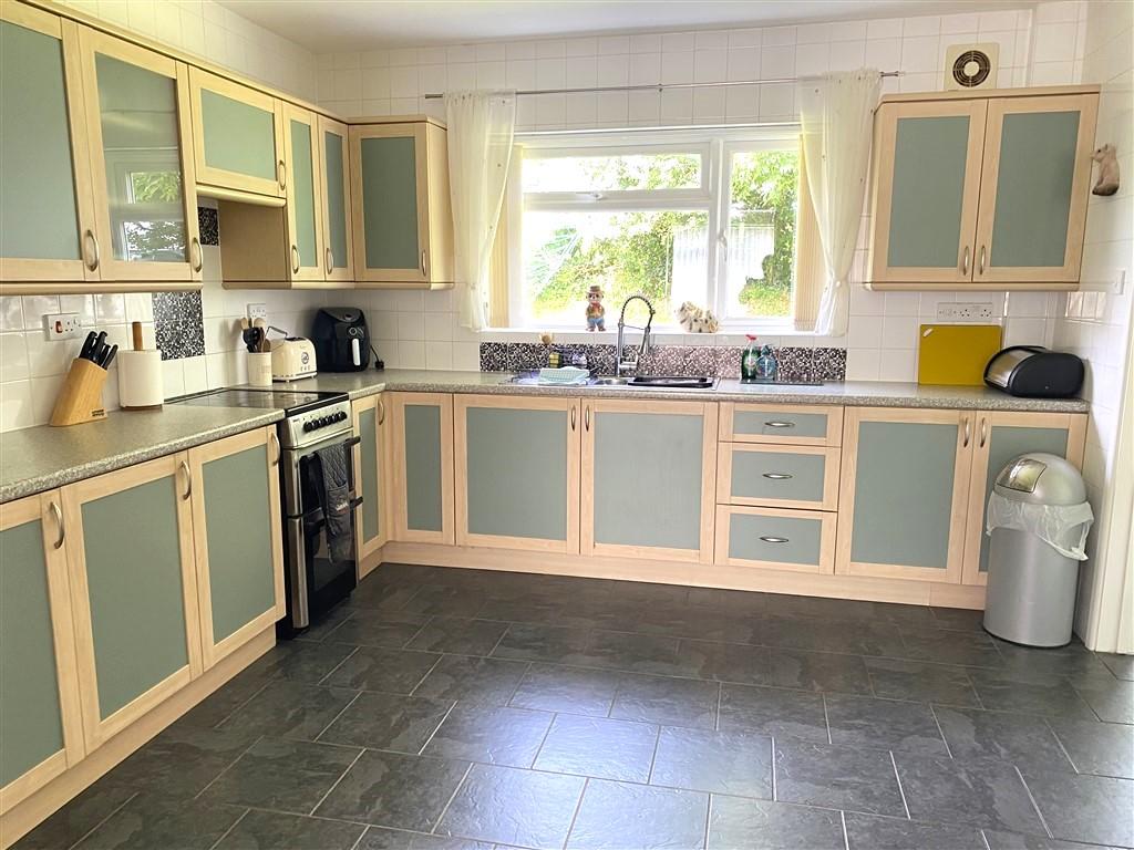 3 Bedroom Detached Bungalow for Sale in Newcastle Emlyn, SA38 9PJ