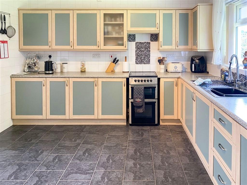 3 Bedroom Detached Bungalow for Sale in Newcastle Emlyn, SA38 9PJ
