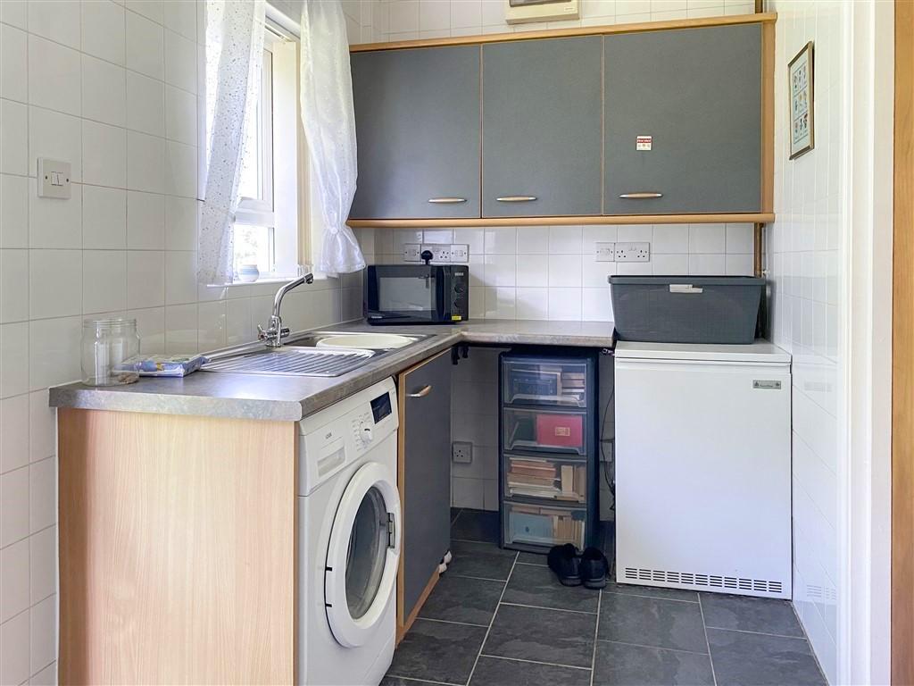 3 Bedroom Detached Bungalow for Sale in Newcastle Emlyn, SA38 9PJ