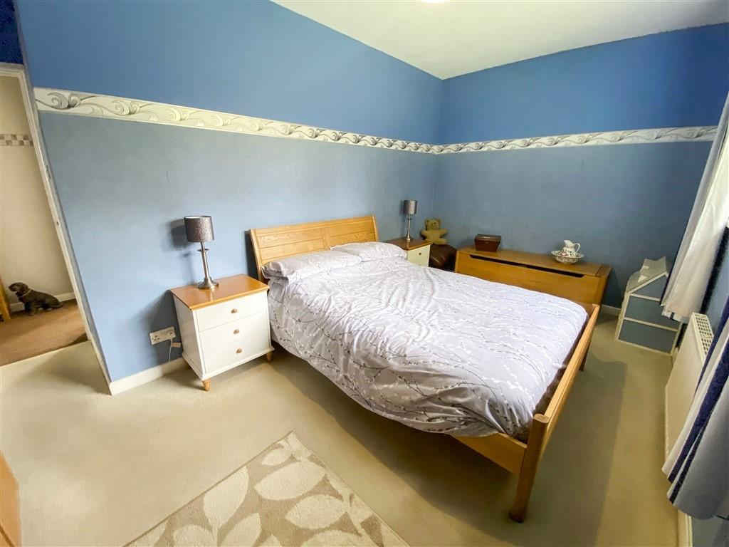 3 Bedroom Detached Bungalow for Sale in Newcastle Emlyn, SA38 9PJ