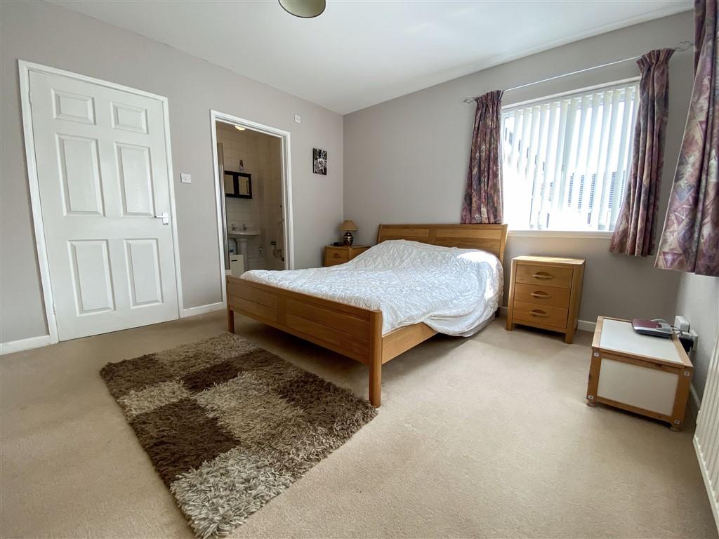3 Bedroom Detached Bungalow for Sale in Newcastle Emlyn, SA38 9PJ