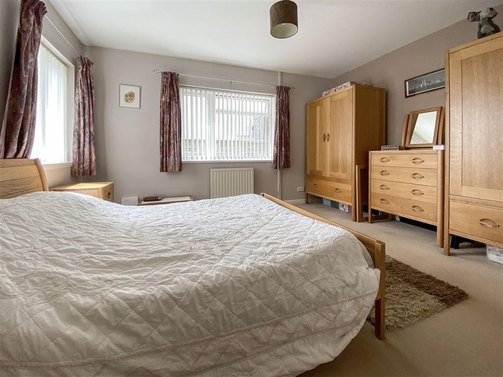 3 Bedroom Detached Bungalow for Sale in Newcastle Emlyn, SA38 9PJ