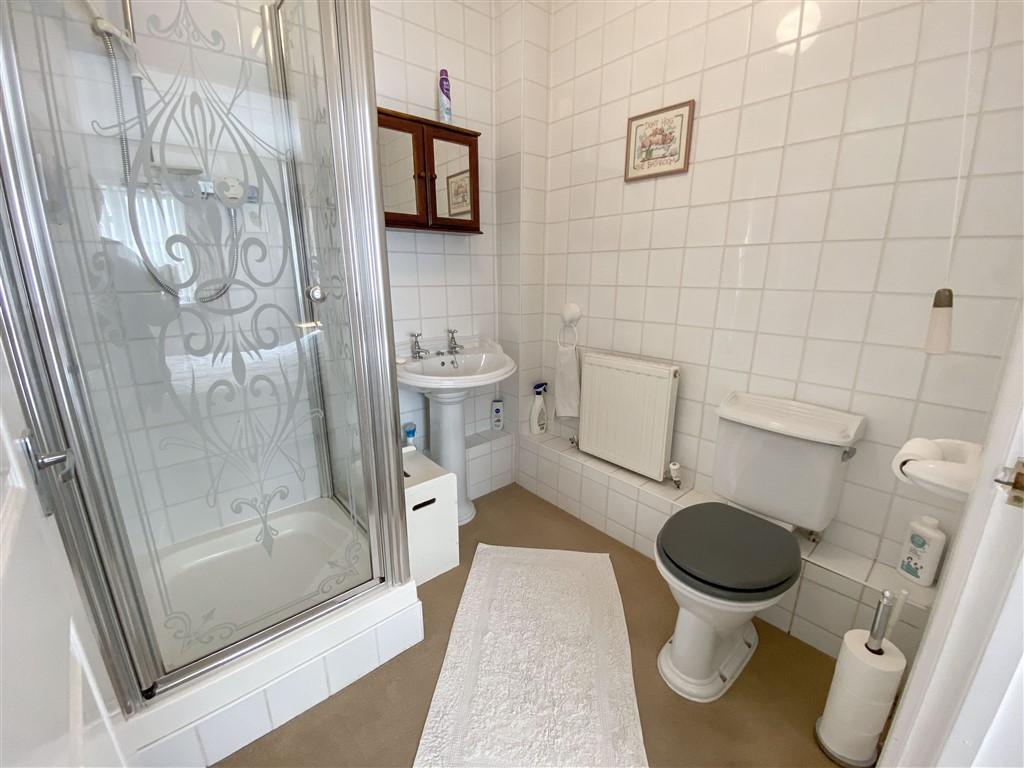 3 Bedroom Detached Bungalow for Sale in Newcastle Emlyn, SA38 9PJ