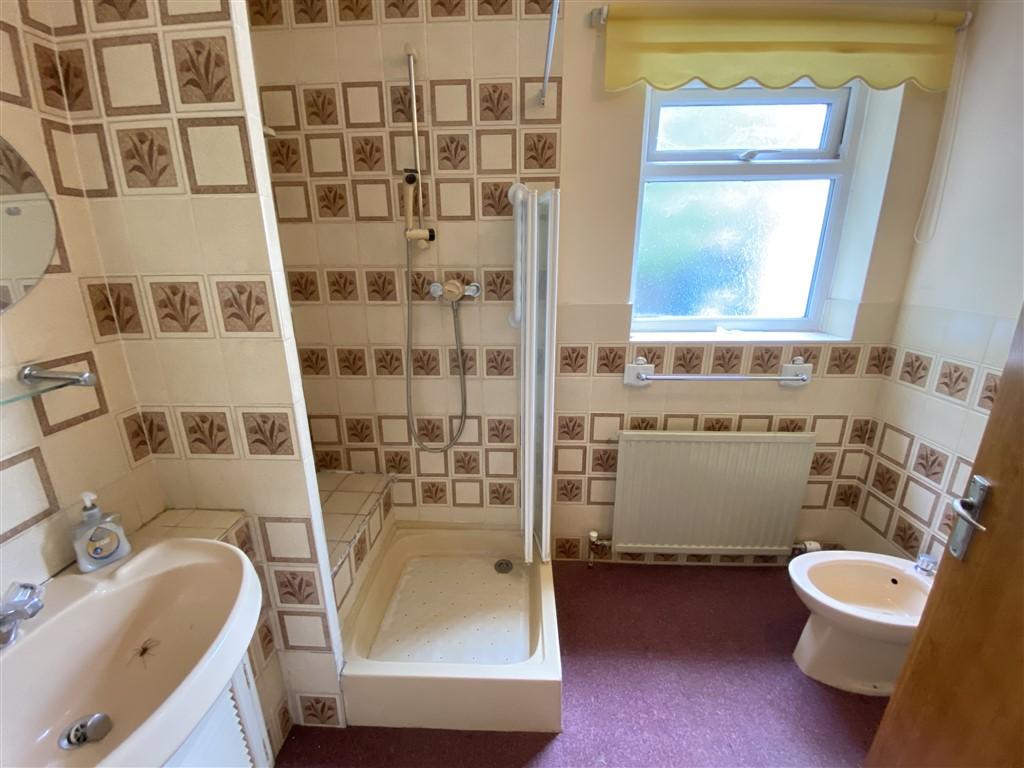 3 Bedroom Detached Bungalow for Sale in Llandysul, SA44 5XL
