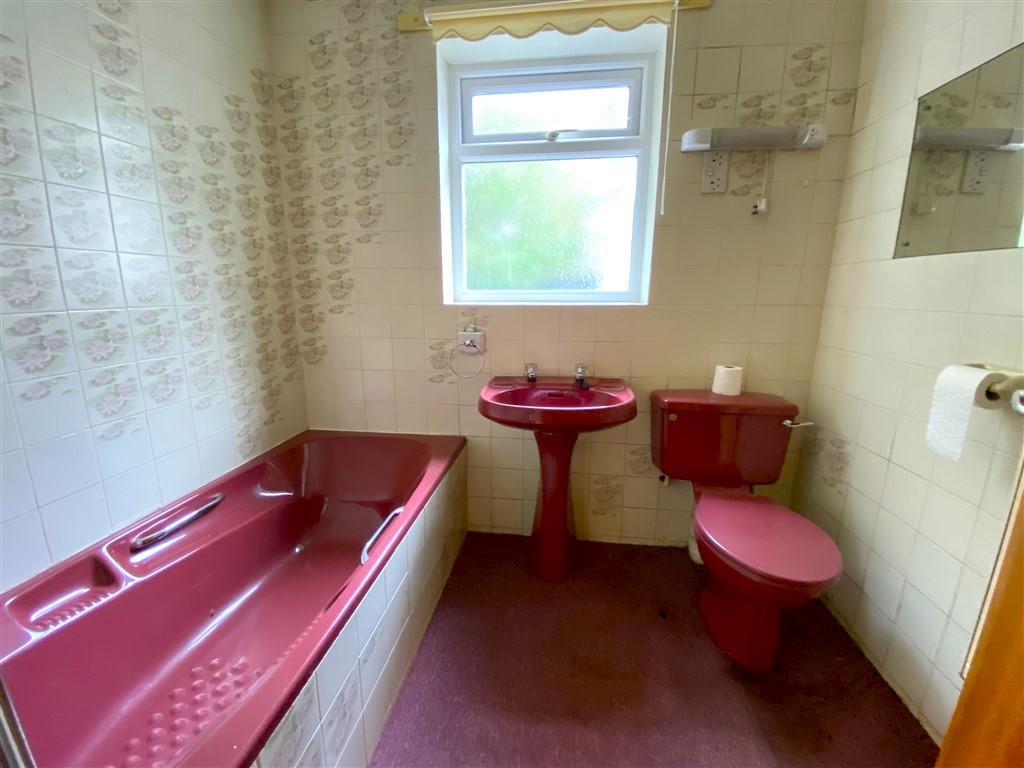 3 Bedroom Detached Bungalow for Sale in Llandysul, SA44 5XL