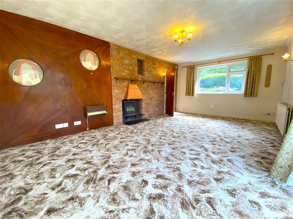3 Bedroom Detached Bungalow for Sale in Llandysul, SA44 5XL