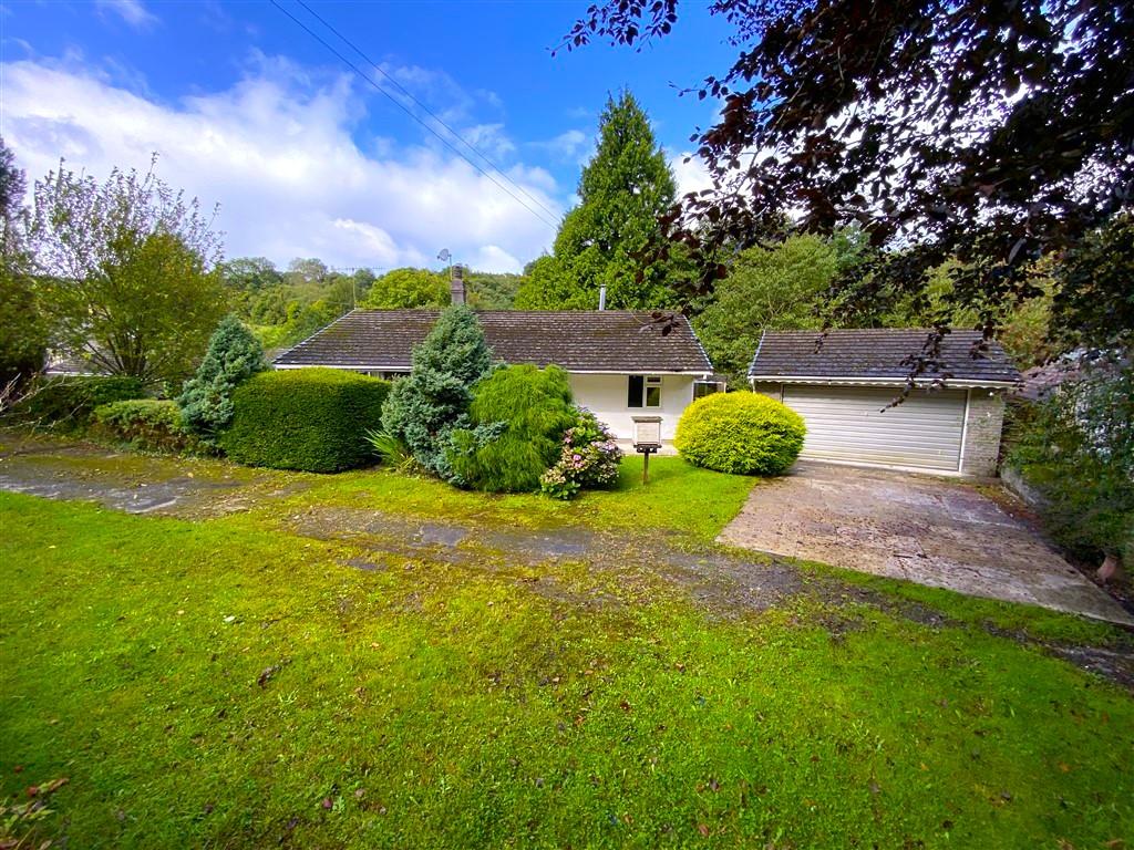 3 Bedroom Detached Bungalow for Sale in Llandysul, SA44 5XL