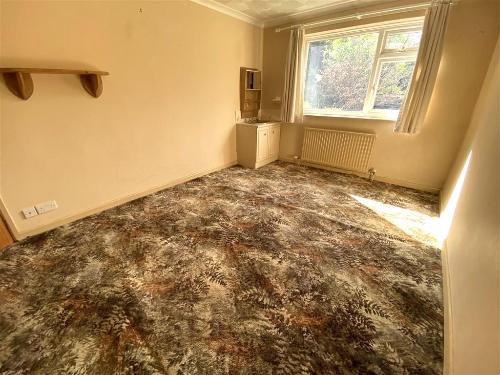 3 Bedroom Detached Bungalow for Sale in Llandysul, SA44 5XL