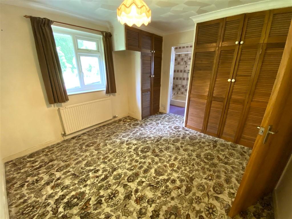 3 Bedroom Detached Bungalow for Sale in Llandysul, SA44 5XL