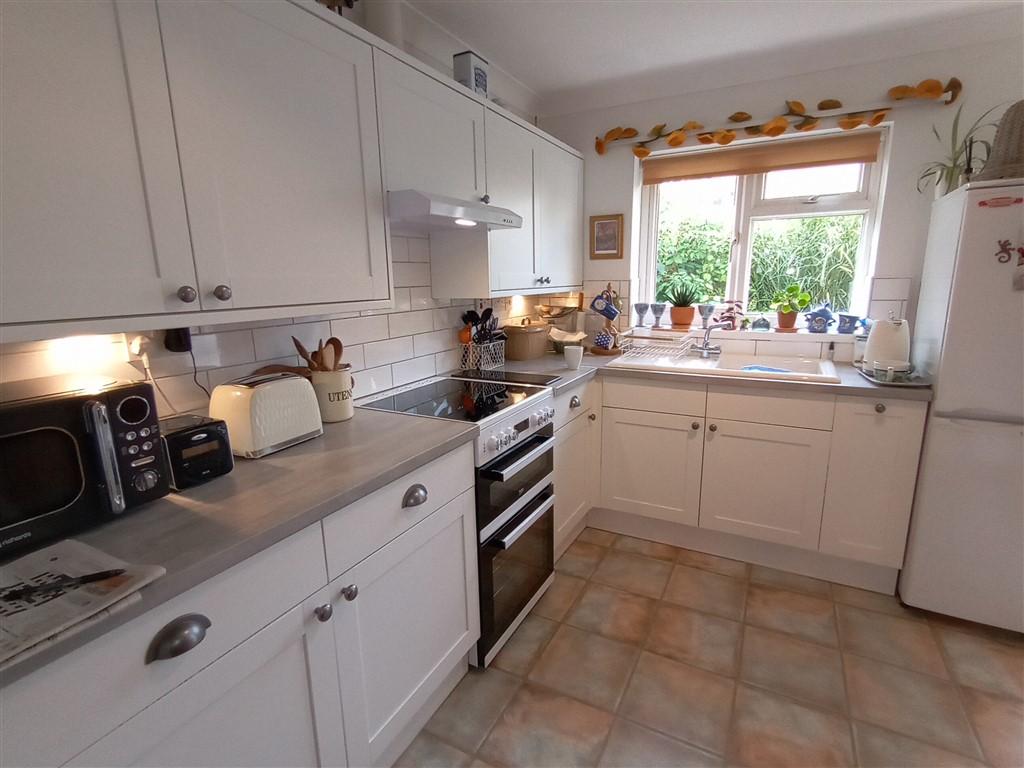 3 Bedroom Detached Bungalow for Sale in Newcastle Emlyn, SA38 9NP