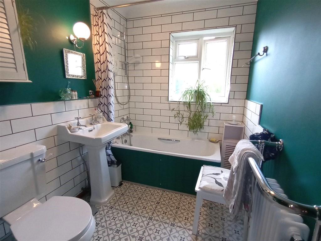 3 Bedroom Detached Bungalow for Sale in Newcastle Emlyn, SA38 9NP
