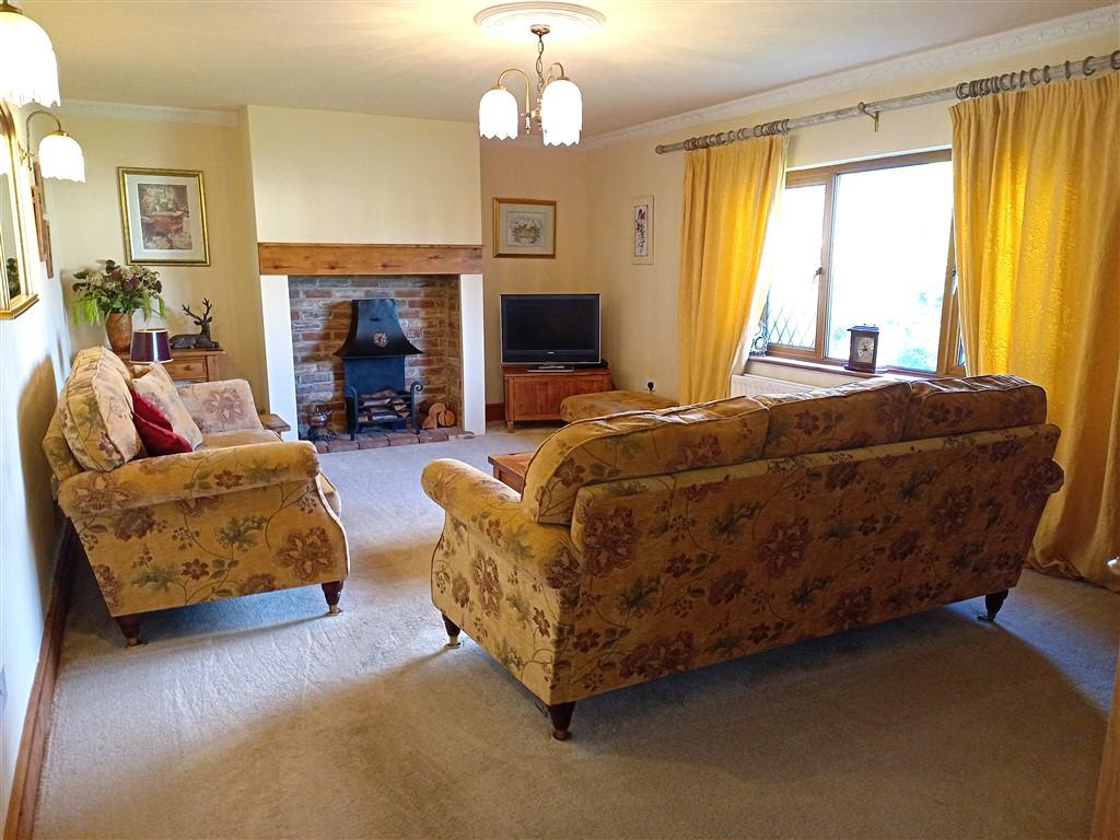 3 Bedroom Detached Bungalow for Sale in Penrhiwllan, Llandysul, SA44 5NH