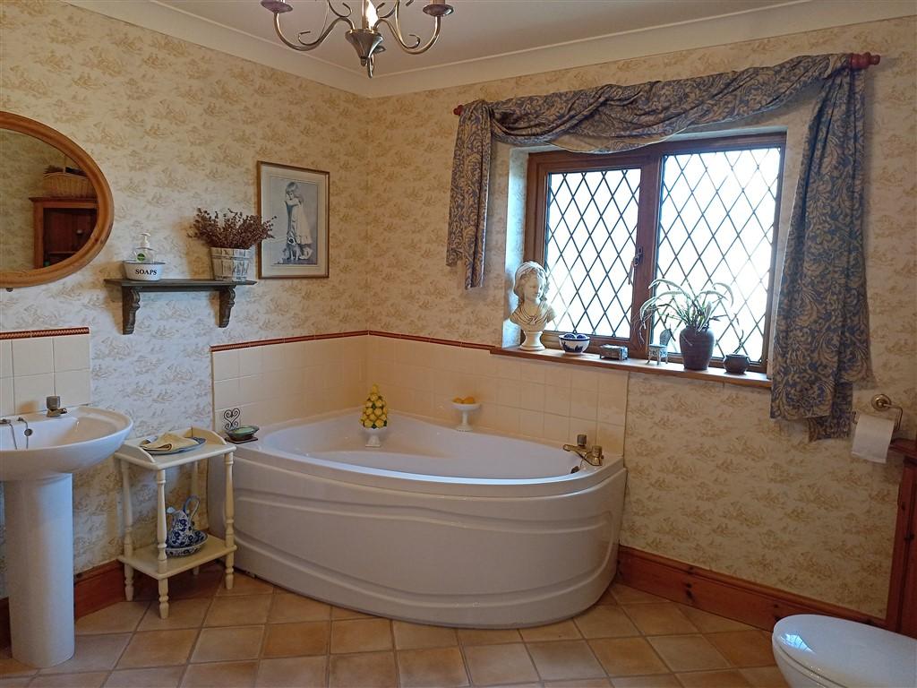 3 Bedroom Detached Bungalow for Sale in Penrhiwllan, Llandysul, SA44 5NH
