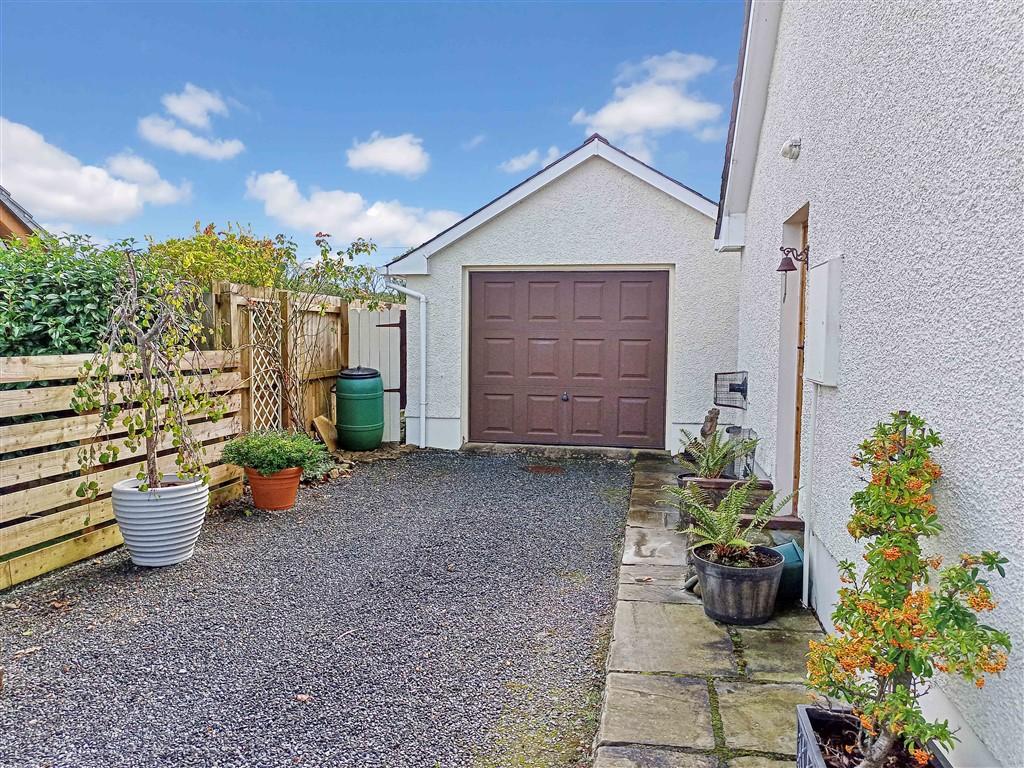 3 Bedroom Detached Bungalow for Sale in Penrhiwllan, Llandysul, SA44 5NH