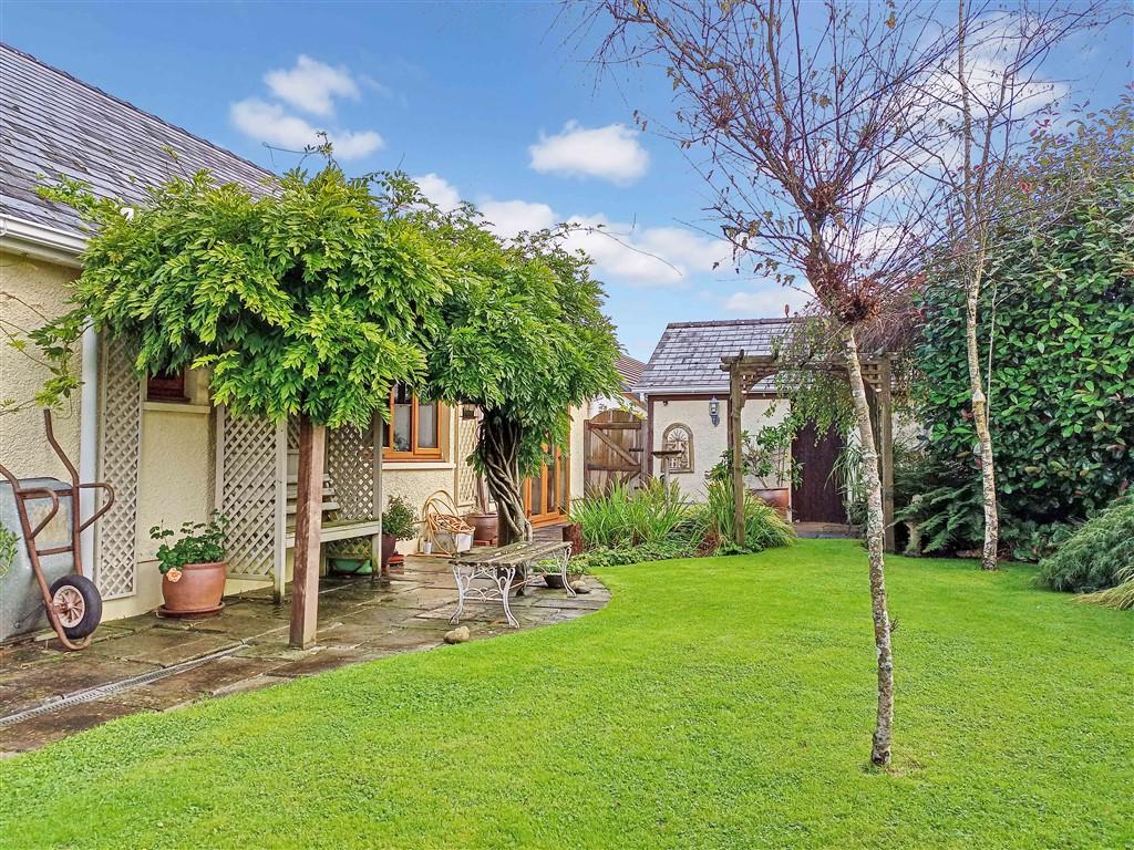 3 Bedroom Detached Bungalow for Sale in Penrhiwllan, Llandysul, SA44 5NH
