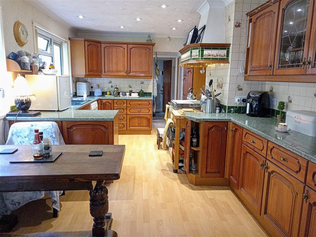 4 Bedroom Detached Bungalow for Sale in Lampeter, SA48 8AN