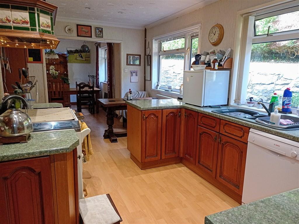 4 Bedroom Detached Bungalow for Sale in Lampeter, SA48 8AN