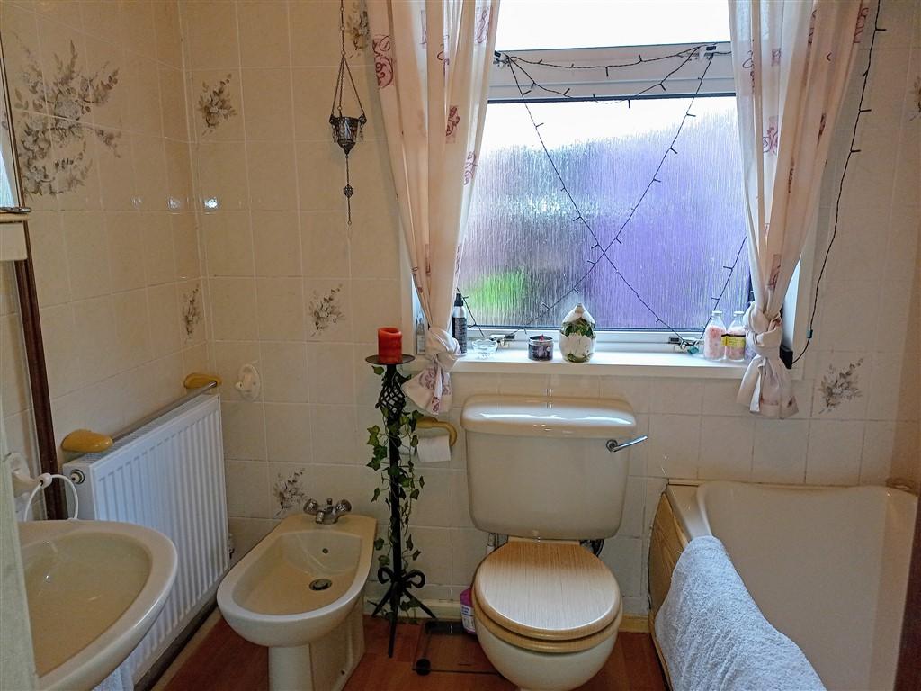4 Bedroom Detached Bungalow for Sale in Lampeter, SA48 8AN